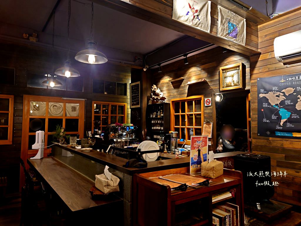 Lazy Cafe雷記咖啡︱綠意盎然的日式風格咖啡廳，享受鹿角蕨與手沖咖啡結合的完美空間，還能與可愛貓咪店長不期而遇!!!～112.4