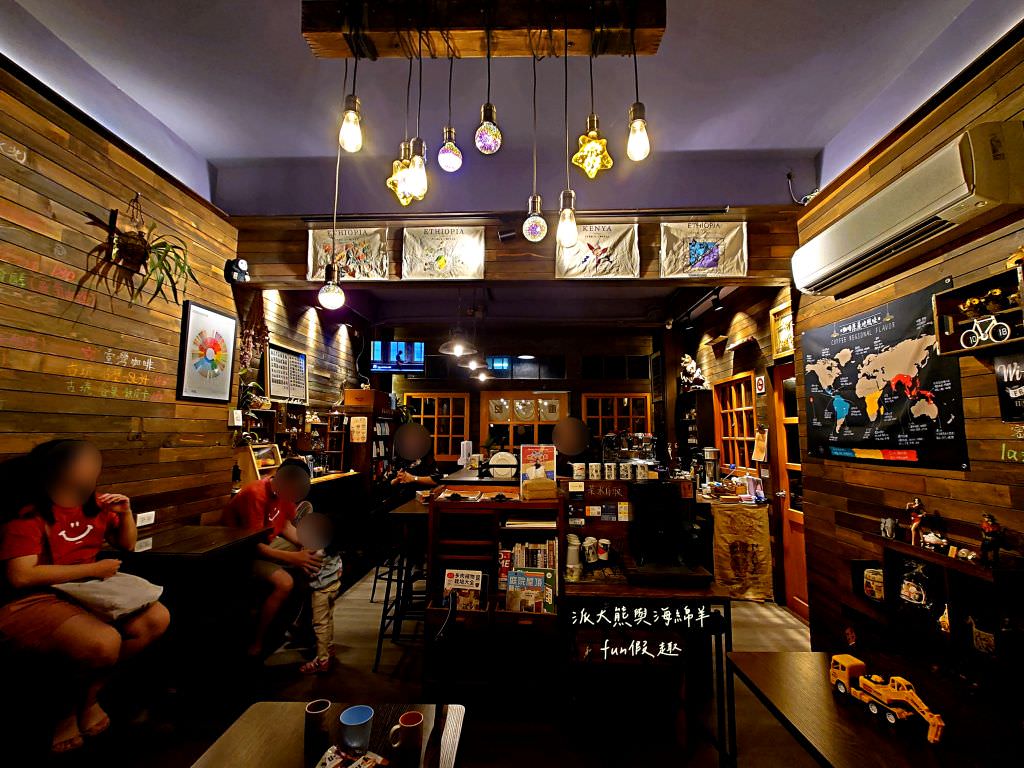 Lazy Cafe雷記咖啡︱綠意盎然的日式風格咖啡廳，享受鹿角蕨與手沖咖啡結合的完美空間，還能與可愛貓咪店長不期而遇!!!～112.4