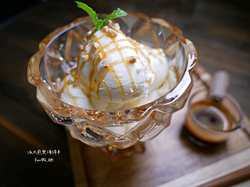 Lazy Cafe雷記咖啡︱綠意盎然的日式風格咖啡廳，享受鹿角蕨與手沖咖啡結合的完美空間，還能與可愛貓咪店長不期而遇!!!～112.4