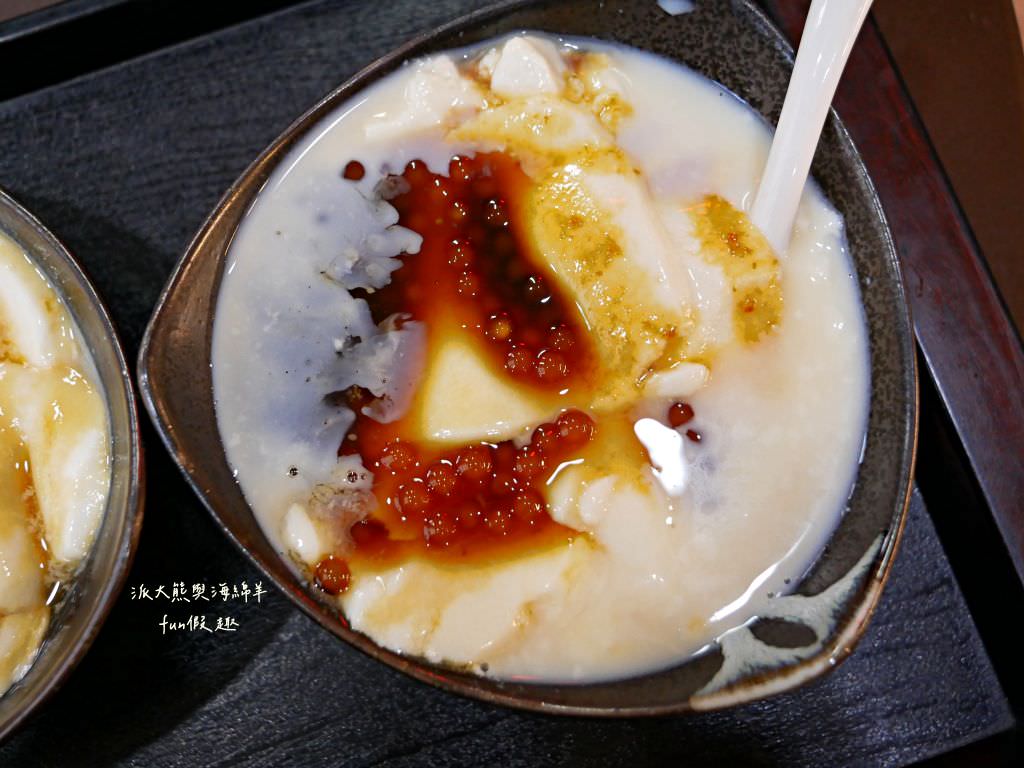 就是愛豆花專賣店︱鄰近高雄捷運鹽埕埔站2號出口，使用非基改黃豆手工研磨，兩種口味可任選10樣配料嚴選天然食材，不論冷熱都是清涼美味好安心～