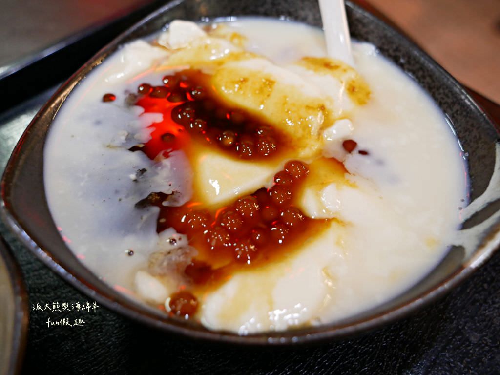 就是愛豆花專賣店︱鄰近高雄捷運鹽埕埔站2號出口，使用非基改黃豆手工研磨，兩種口味可任選10樣配料嚴選天然食材，不論冷熱都是清涼美味好安心～