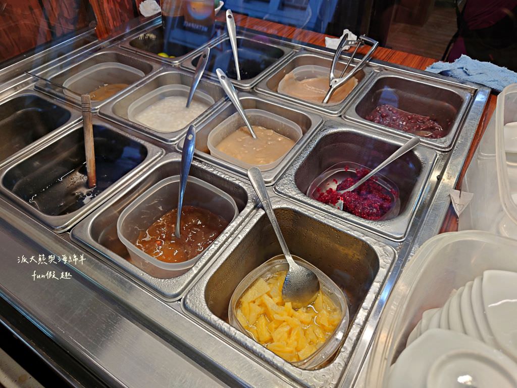 就是愛豆花專賣店︱鄰近高雄捷運鹽埕埔站2號出口，使用非基改黃豆手工研磨，兩種口味可任選10樣配料嚴選天然食材，不論冷熱都是清涼美味好安心～