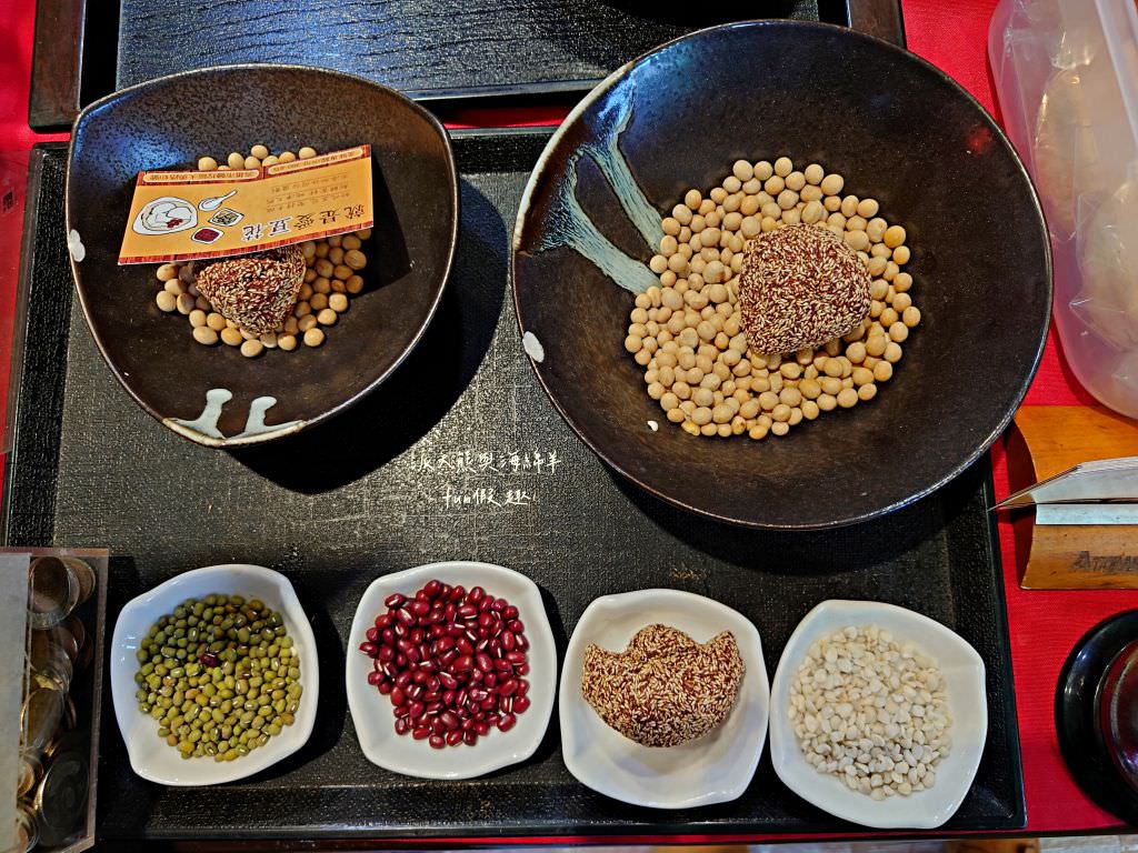 就是愛豆花專賣店︱鄰近高雄捷運鹽埕埔站2號出口，使用非基改黃豆手工研磨，兩種口味可任選10樣配料嚴選天然食材，不論冷熱都是清涼美味好安心～