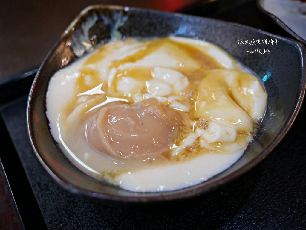 就是愛豆花專賣店︱鄰近高雄捷運鹽埕埔站2號出口，使用非基改黃豆手工研磨，兩種口味可任選10樣配料嚴選天然食材，不論冷熱都是清涼美味好安心～