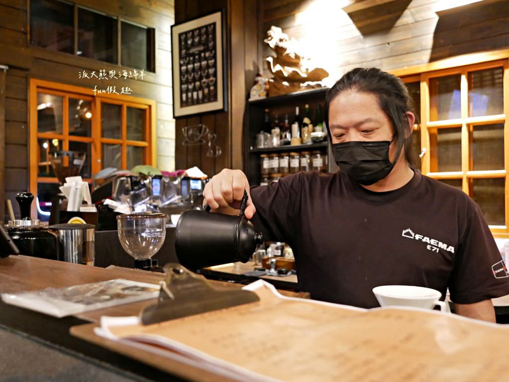 Lazy Cafe雷記咖啡︱綠意盎然的日式風格咖啡廳，享受鹿角蕨與手沖咖啡結合的完美空間，還能與可愛貓咪店長不期而遇!!!～112.4