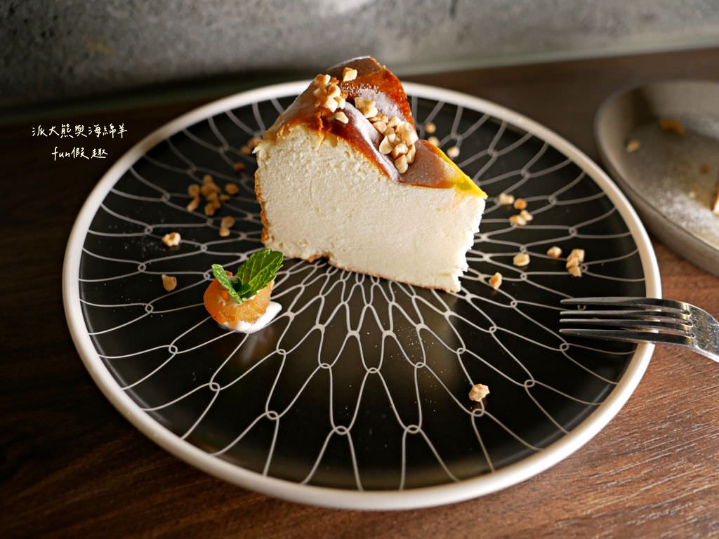 Lazy Cafe雷記咖啡︱綠意盎然的日式風格咖啡廳，享受鹿角蕨與手沖咖啡結合的完美空間，還能與可愛貓咪店長不期而遇!!!～112.4