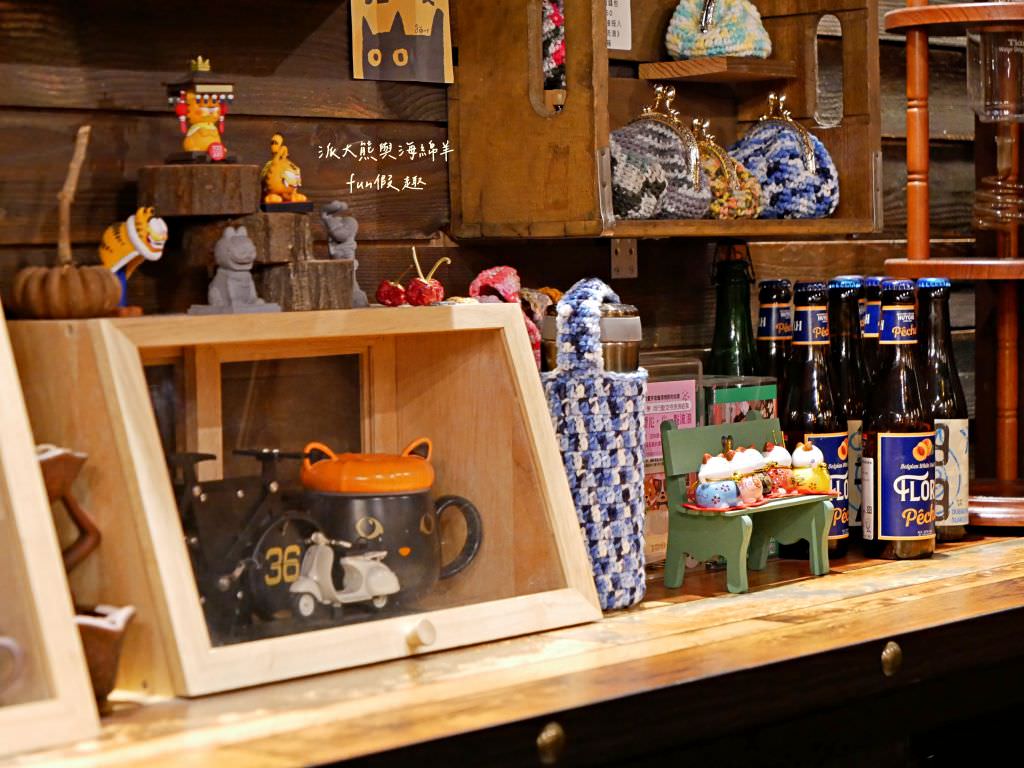 Lazy Cafe雷記咖啡︱綠意盎然的日式風格咖啡廳，享受鹿角蕨與手沖咖啡結合的完美空間，還能與可愛貓咪店長不期而遇!!!～112.4