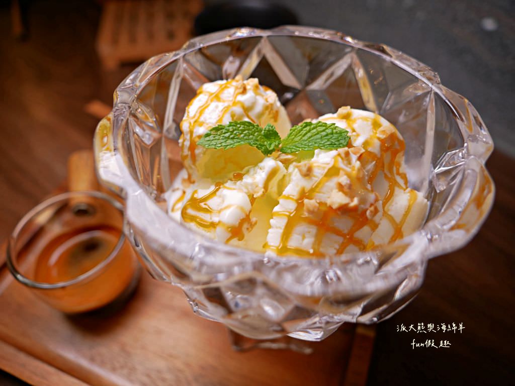 Lazy Cafe雷記咖啡︱綠意盎然的日式風格咖啡廳，享受鹿角蕨與手沖咖啡結合的完美空間，還能與可愛貓咪店長不期而遇!!!～112.4