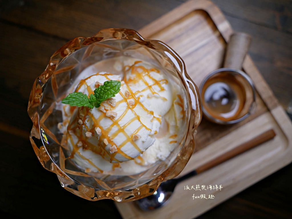 Lazy Cafe雷記咖啡︱綠意盎然的日式風格咖啡廳，享受鹿角蕨與手沖咖啡結合的完美空間，還能與可愛貓咪店長不期而遇!!!～112.4