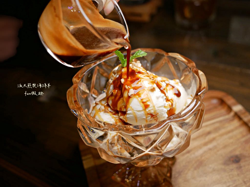 Lazy Cafe雷記咖啡︱綠意盎然的日式風格咖啡廳，享受鹿角蕨與手沖咖啡結合的完美空間，還能與可愛貓咪店長不期而遇!!!～112.4