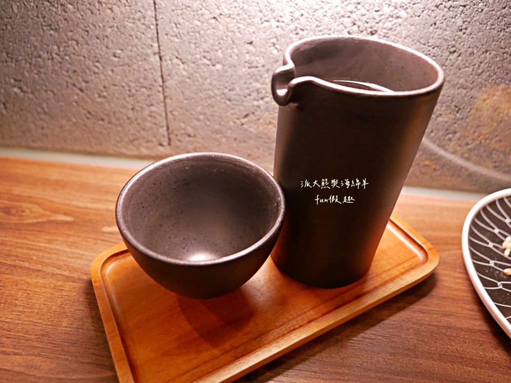 Lazy Cafe雷記咖啡︱綠意盎然的日式風格咖啡廳，享受鹿角蕨與手沖咖啡結合的完美空間，還能與可愛貓咪店長不期而遇!!!～112.4