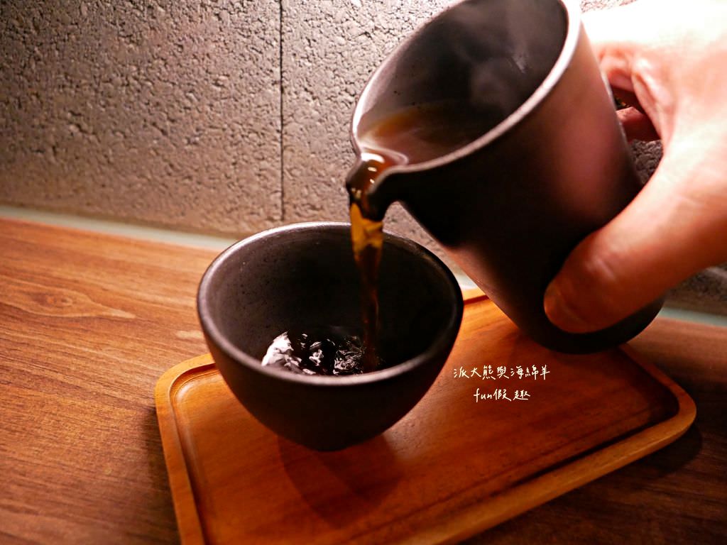 Lazy Cafe雷記咖啡︱綠意盎然的日式風格咖啡廳，享受鹿角蕨與手沖咖啡結合的完美空間，還能與可愛貓咪店長不期而遇!!!～112.4