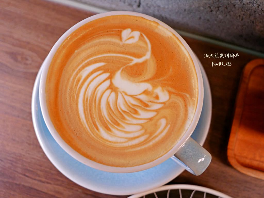 Lazy Cafe雷記咖啡︱綠意盎然的日式風格咖啡廳，享受鹿角蕨與手沖咖啡結合的完美空間，還能與可愛貓咪店長不期而遇!!!～112.4