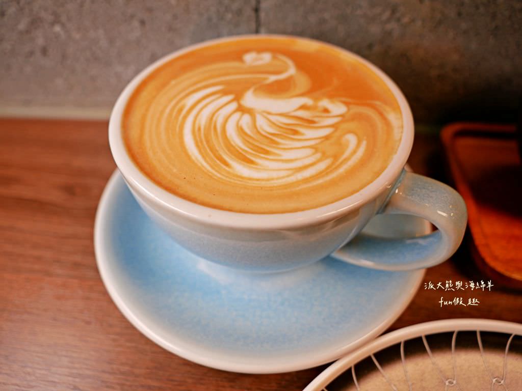 Lazy Cafe雷記咖啡︱綠意盎然的日式風格咖啡廳，享受鹿角蕨與手沖咖啡結合的完美空間，還能與可愛貓咪店長不期而遇!!!～112.4