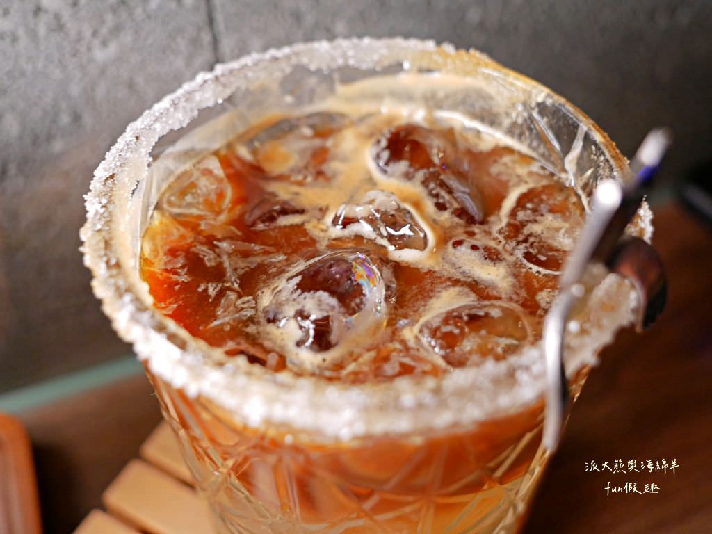 Lazy Cafe雷記咖啡︱綠意盎然的日式風格咖啡廳，享受鹿角蕨與手沖咖啡結合的完美空間，還能與可愛貓咪店長不期而遇!!!～112.4