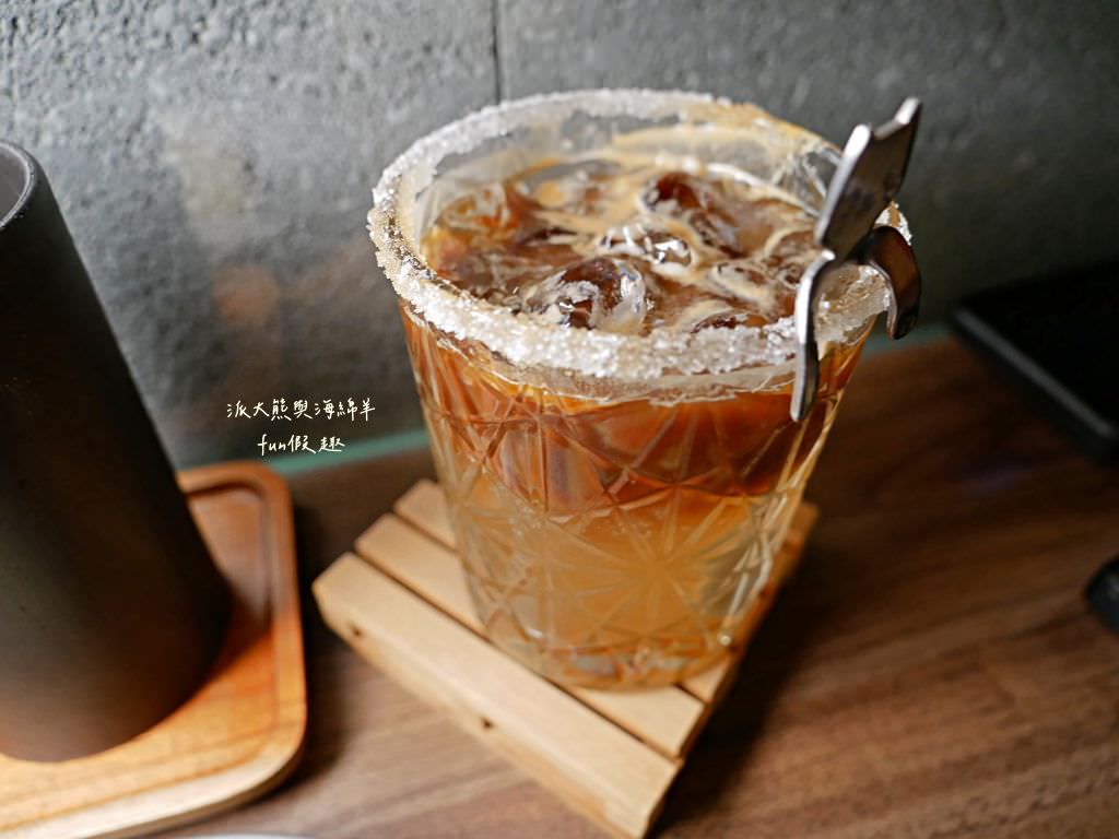 Lazy Cafe雷記咖啡︱綠意盎然的日式風格咖啡廳，享受鹿角蕨與手沖咖啡結合的完美空間，還能與可愛貓咪店長不期而遇!!!～112.4