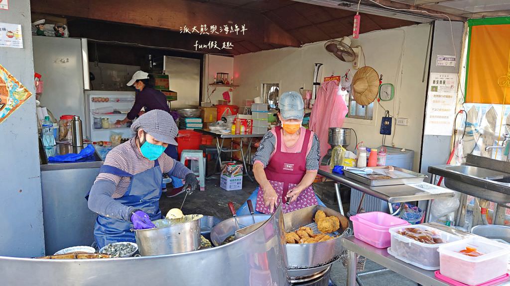 莊家姐妹《蚵嗲》︱學甲隱藏版古早味蚵嗲炸物小吃，享受高麗菜與蚵仔的完美結合，皮薄餡厚超滿足!!!目前第2家蚵嗲～