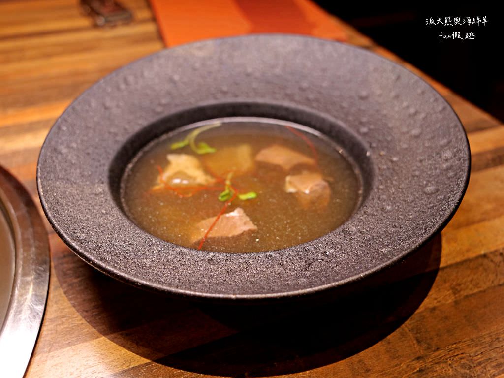 禪燒肉zen yakiniku︱探索中壢神秘巷弄，在百年牌樓建築的唯美玻璃屋，享受全程桌邊代烤!感受日本鹿兒島A5+及澳洲M9+等精緻和牛精緻饗宴，還有西班牙伊比利豬、櫻桃鴨、紐西蘭小羔羊及海鮮等其他非牛品項～