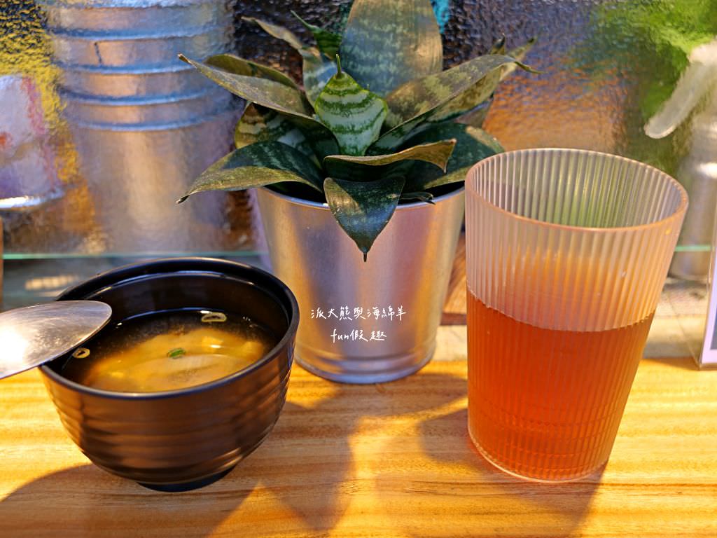 唐元食事︱南投中興新村光明市場裡竟然藏著神祕日式丼飯與咖哩飯，老闆全身散發職人氣場，真材實料且物美價廉讓人超滿足!!!派大熊心中草屯中興咖哩第1名～