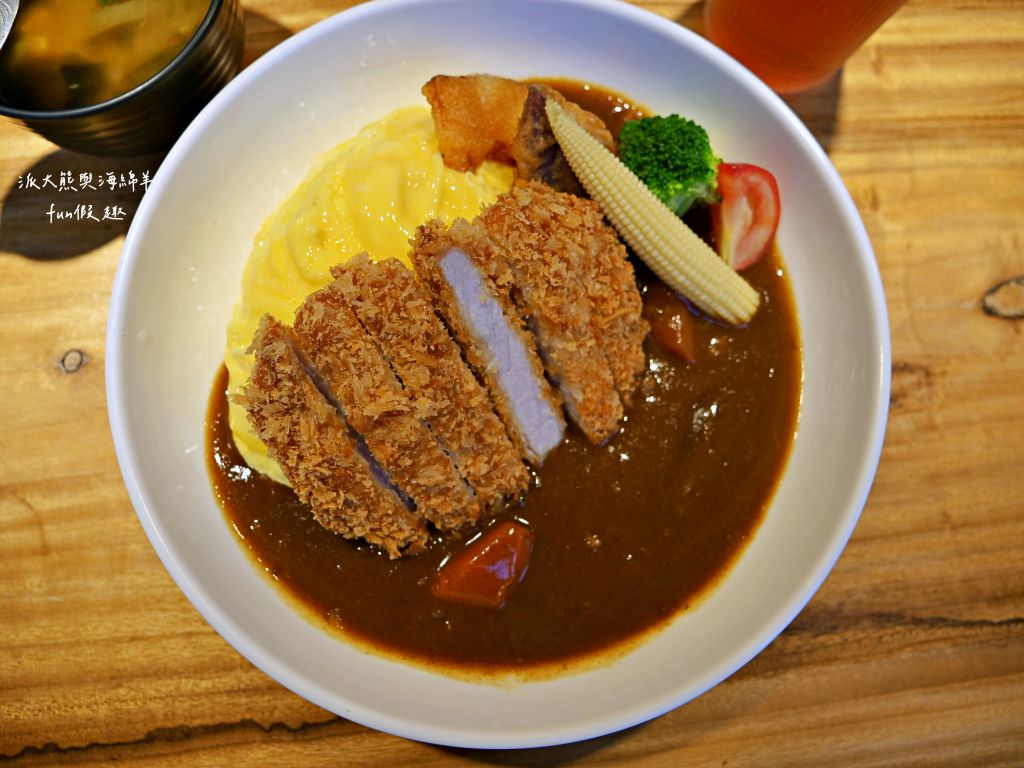 唐元食事︱南投中興新村光明市場裡竟然藏著神祕日式丼飯與咖哩飯，老闆全身散發職人氣場，真材實料且物美價廉讓人超滿足!!!派大熊心中草屯中興咖哩第1名～