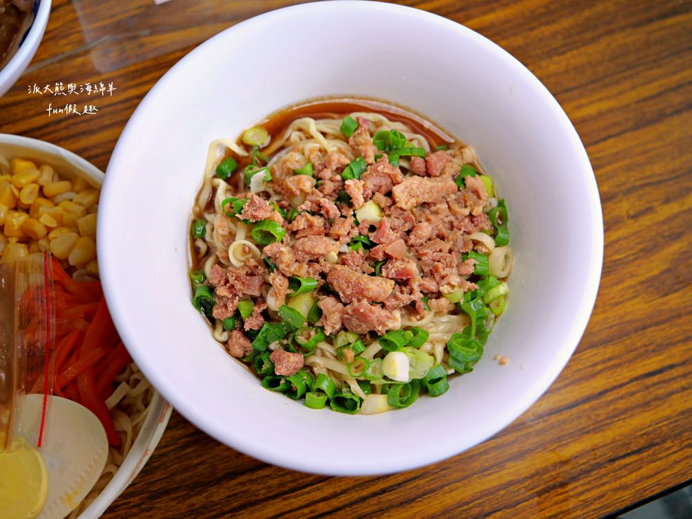 友德意麵︱南投市公有零售市場騎樓必吃在地美食，曾經榮獲美食金牌獎，飄香屹立超過50年的南投意麵，搭配獨家特製辣醬味道更美味～