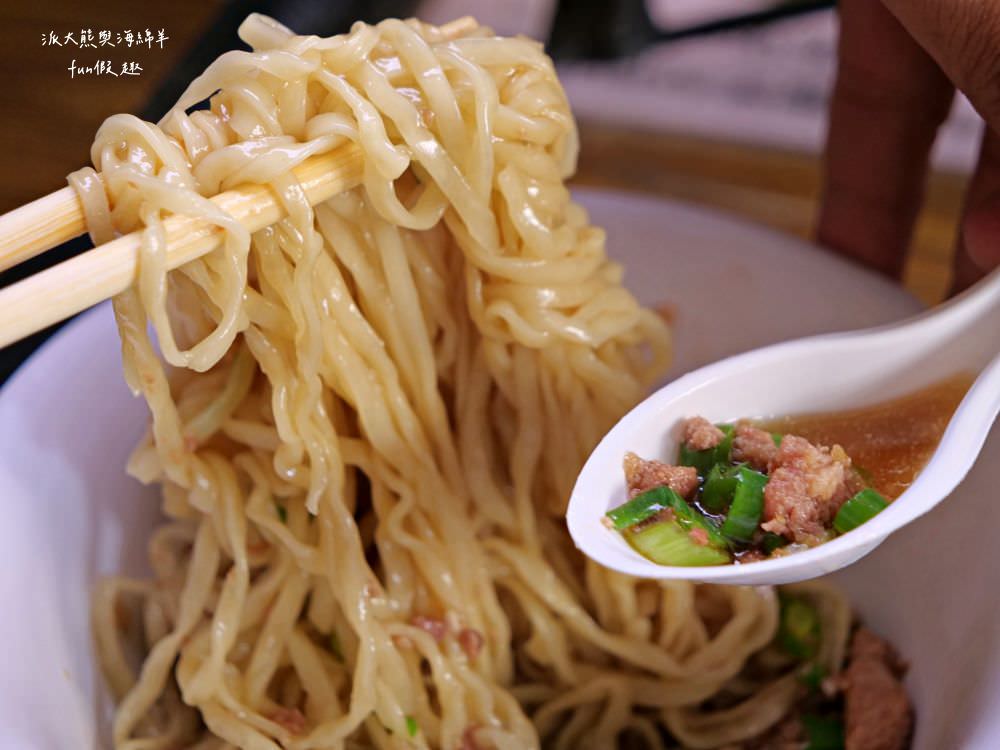 友德意麵︱南投市公有零售市場騎樓必吃在地美食，曾經榮獲美食金牌獎，飄香屹立超過50年的南投意麵，搭配獨家特製辣醬味道更美味～