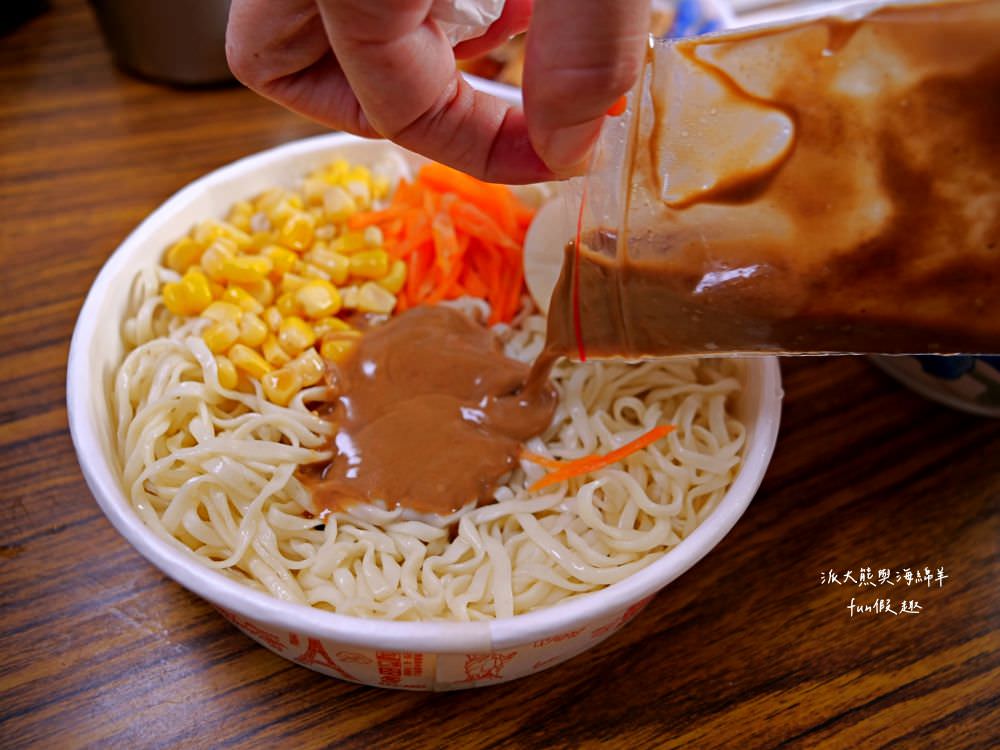 友德意麵︱南投市公有零售市場騎樓必吃在地美食，曾經榮獲美食金牌獎，飄香屹立超過50年的南投意麵，搭配獨家特製辣醬味道更美味～