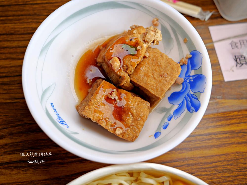 友德意麵︱南投市公有零售市場騎樓必吃在地美食，曾經榮獲美食金牌獎，飄香屹立超過50年的南投意麵，搭配獨家特製辣醬味道更美味～