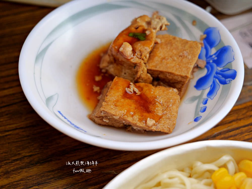友德意麵︱南投市公有零售市場騎樓必吃在地美食，曾經榮獲美食金牌獎，飄香屹立超過50年的南投意麵，搭配獨家特製辣醬味道更美味～