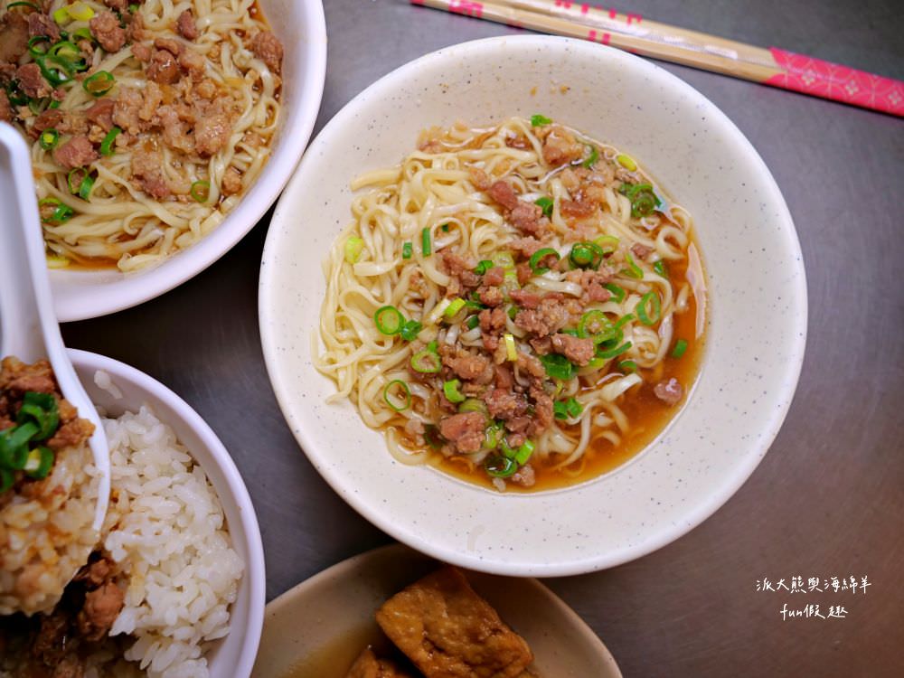 阿章意麵︱派大熊朝聖南投菜市場裡的南投意麵王!!!第三屆500碗2碗評鑑～不只招牌意麵超棒，魯肉飯與油豆腐也都在水準之上，在地飄香逾50年的樸實好滋味～