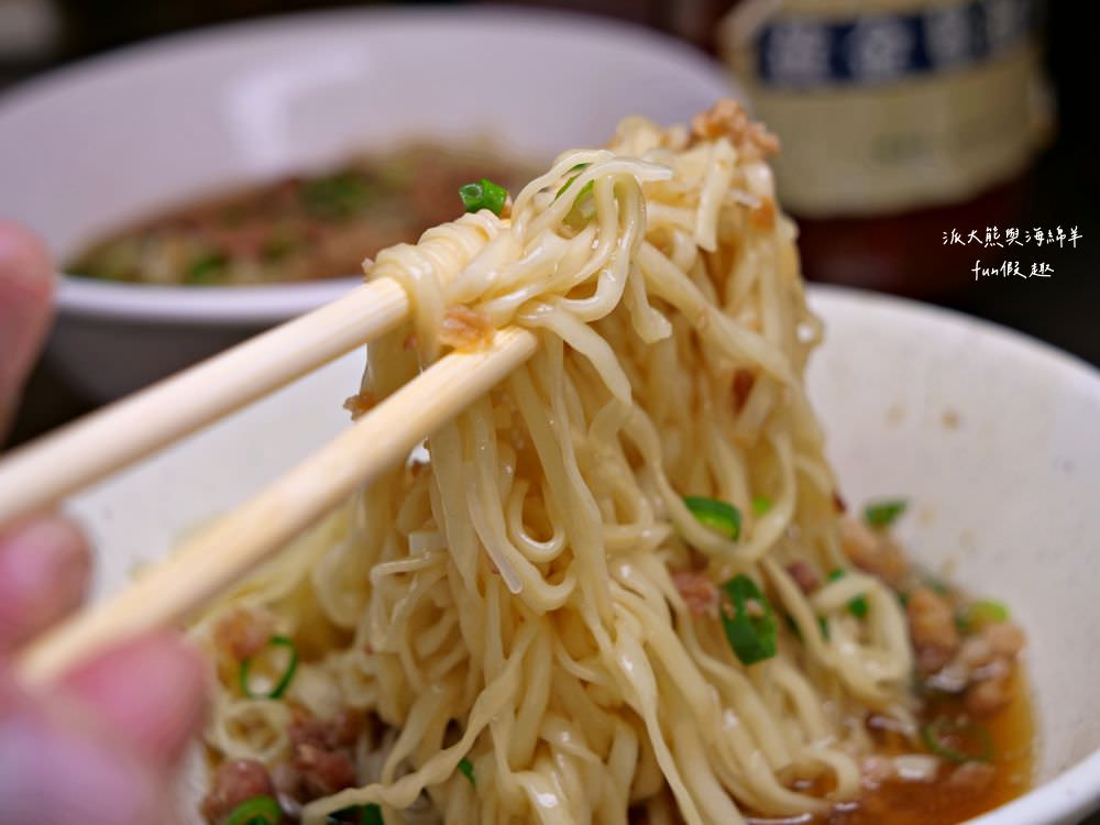 阿章意麵︱派大熊朝聖南投菜市場裡的南投意麵王!!!第三屆500碗2碗評鑑～不只招牌意麵超棒，魯肉飯與油豆腐也都在水準之上，在地飄香逾50年的樸實好滋味～