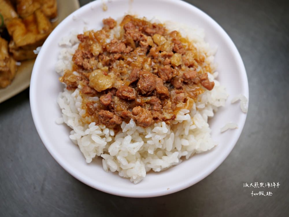 阿章意麵︱派大熊朝聖南投菜市場裡的南投意麵王!!!第三屆500碗2碗評鑑～不只招牌意麵超棒，魯肉飯與油豆腐也都在水準之上，在地飄香逾50年的樸實好滋味～