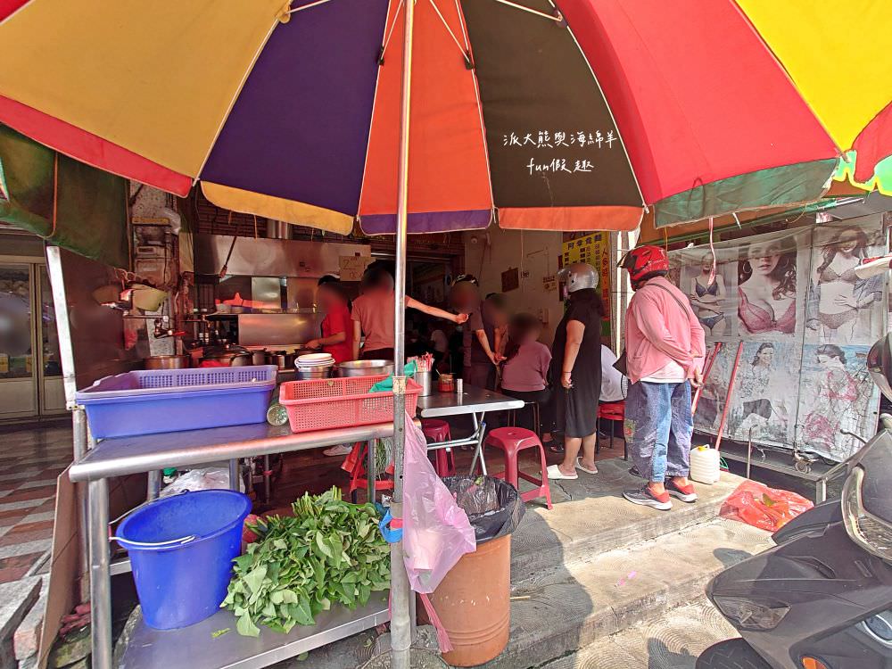 阿章意麵︱派大熊朝聖南投菜市場裡的南投意麵王!!!第三屆500碗2碗評鑑～不只招牌意麵超棒，魯肉飯與油豆腐也都在水準之上，在地飄香逾50年的樸實好滋味～