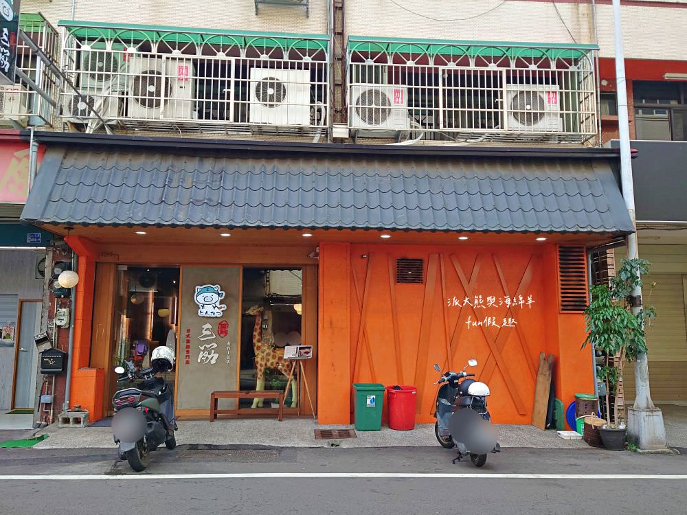 三筋-南投1號店︱草屯戀冬之夜，今年聖誕就相約三筋南投1號店尋找寶石戒指，品味爆滿起司焗烤豬排、草莓鬆餅、草莓提拉米蘇等期間限定餐點，享受最浪漫的莓好食刻!!@合作體驗