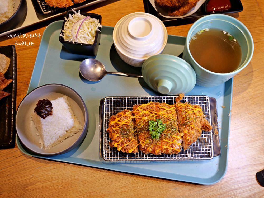 三筋-南投1號店︱草屯戀冬之夜，今年聖誕就相約三筋南投1號店尋找寶石戒指，品味爆滿起司焗烤豬排、草莓鬆餅、草莓提拉米蘇等期間限定餐點，享受最浪漫的莓好食刻!!@合作體驗