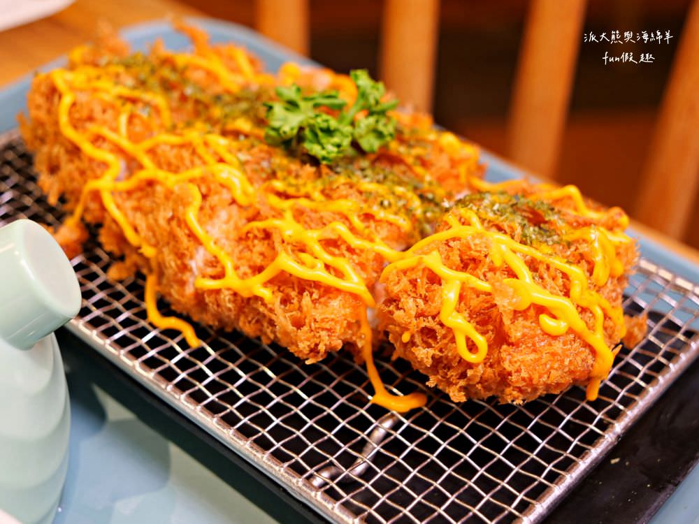 三筋-南投1號店︱草屯戀冬之夜，今年聖誕就相約三筋南投1號店尋找寶石戒指，品味爆滿起司焗烤豬排、草莓鬆餅、草莓提拉米蘇等期間限定餐點，享受最浪漫的莓好食刻!!@合作體驗