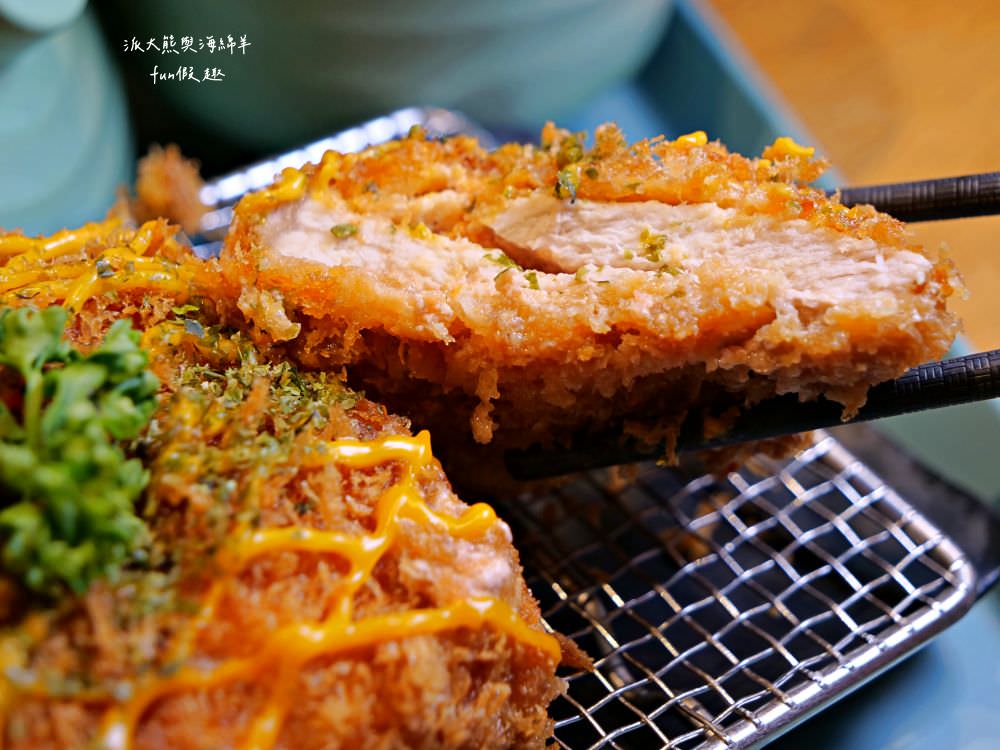 三筋-南投1號店︱草屯戀冬之夜，今年聖誕就相約三筋南投1號店尋找寶石戒指，品味爆滿起司焗烤豬排、草莓鬆餅、草莓提拉米蘇等期間限定餐點，享受最浪漫的莓好食刻!!@合作體驗