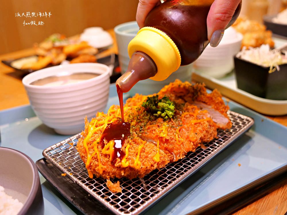 三筋-南投1號店︱草屯戀冬之夜，今年聖誕就相約三筋南投1號店尋找寶石戒指，品味爆滿起司焗烤豬排、草莓鬆餅、草莓提拉米蘇等期間限定餐點，享受最浪漫的莓好食刻!!@合作體驗