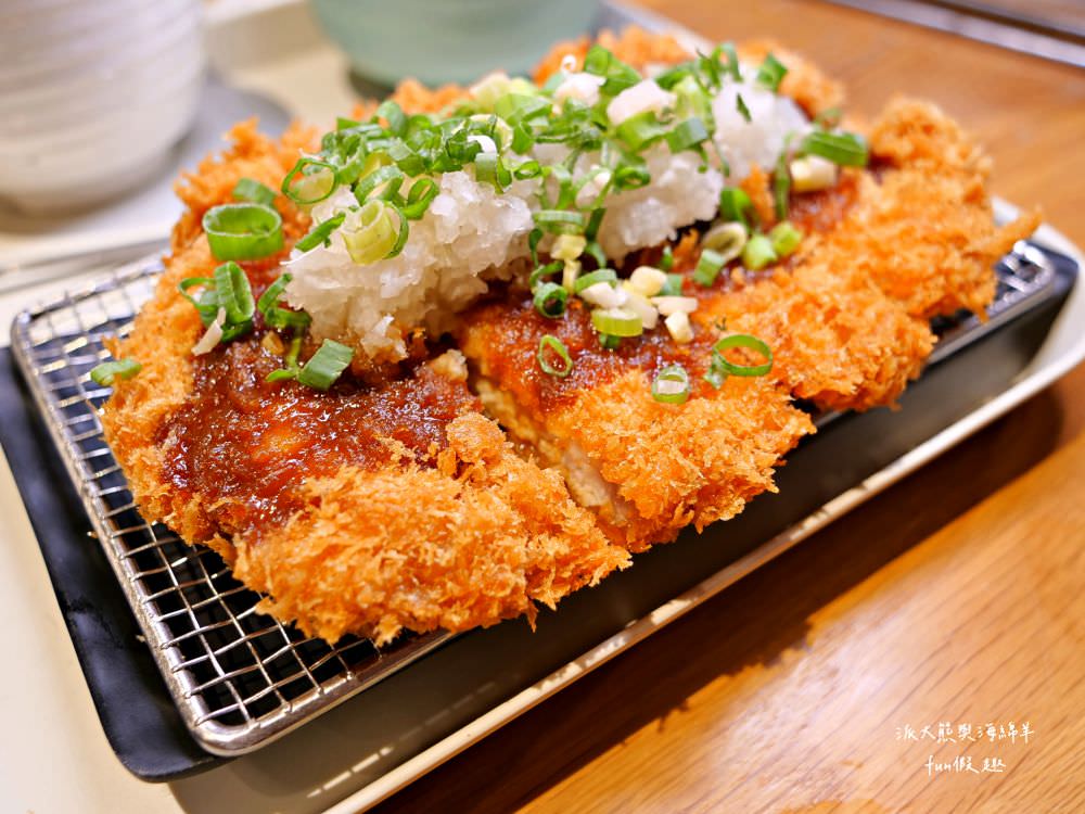 三筋-南投1號店︱草屯戀冬之夜，今年聖誕就相約三筋南投1號店尋找寶石戒指，品味爆滿起司焗烤豬排、草莓鬆餅、草莓提拉米蘇等期間限定餐點，享受最浪漫的莓好食刻!!@合作體驗