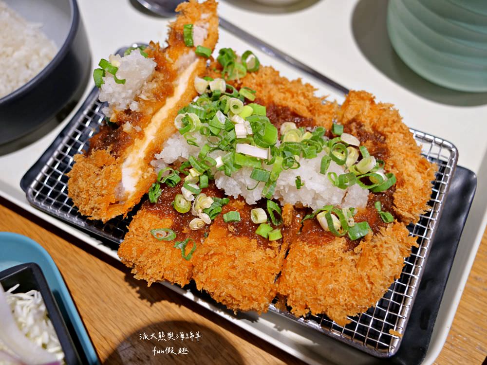 三筋-南投1號店︱草屯戀冬之夜，今年聖誕就相約三筋南投1號店尋找寶石戒指，品味爆滿起司焗烤豬排、草莓鬆餅、草莓提拉米蘇等期間限定餐點，享受最浪漫的莓好食刻!!@合作體驗