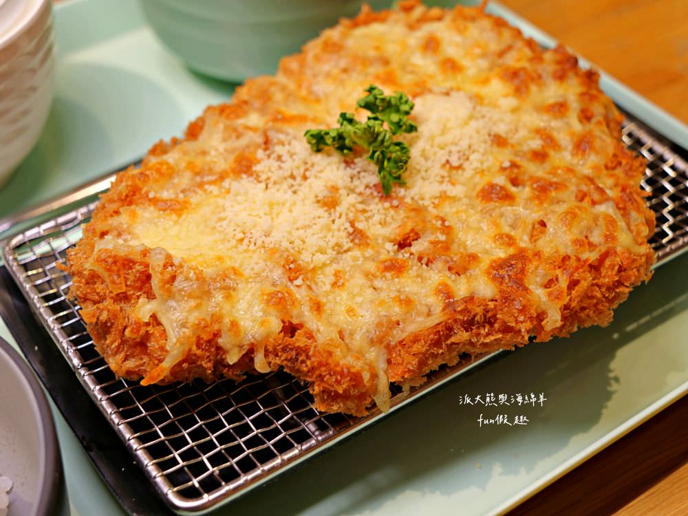 三筋-南投1號店︱草屯戀冬之夜，今年聖誕就相約三筋南投1號店尋找寶石戒指，品味爆滿起司焗烤豬排、草莓鬆餅、草莓提拉米蘇等期間限定餐點，享受最浪漫的莓好食刻!!@合作體驗