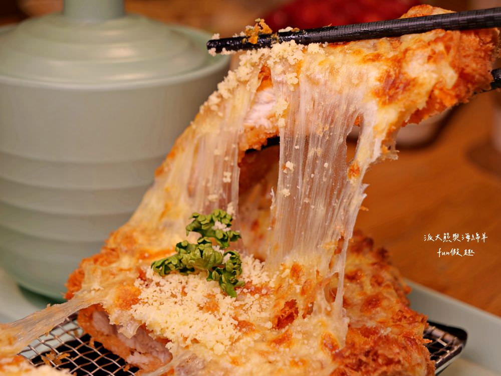 三筋-南投1號店︱草屯戀冬之夜，今年聖誕就相約三筋南投1號店尋找寶石戒指，品味爆滿起司焗烤豬排、草莓鬆餅、草莓提拉米蘇等期間限定餐點，享受最浪漫的莓好食刻!!@合作體驗