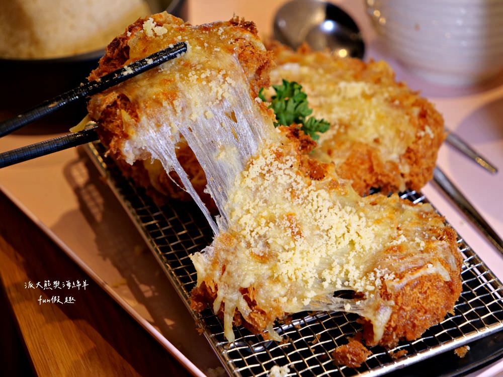 三筋-南投1號店︱草屯戀冬之夜，今年聖誕就相約三筋南投1號店尋找寶石戒指，品味爆滿起司焗烤豬排、草莓鬆餅、草莓提拉米蘇等期間限定餐點，享受最浪漫的莓好食刻!!@合作體驗