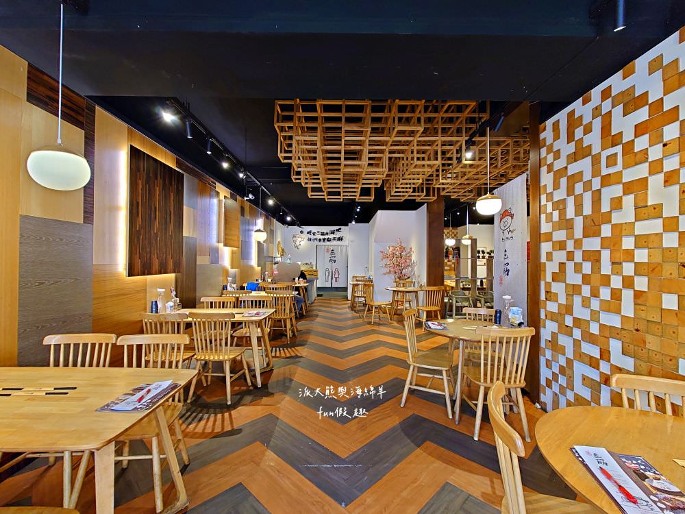 三筋-南投1號店︱草屯戀冬之夜，今年聖誕就相約三筋南投1號店尋找寶石戒指，品味爆滿起司焗烤豬排、草莓鬆餅、草莓提拉米蘇等期間限定餐點，享受最浪漫的莓好食刻!!@合作體驗