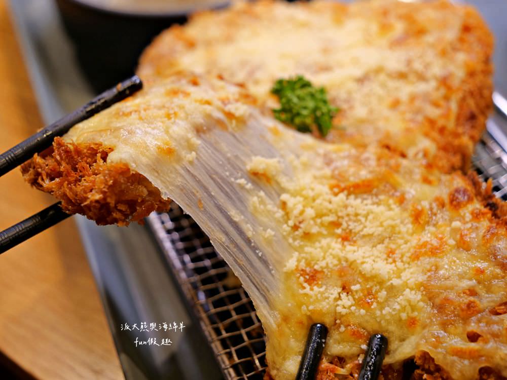 三筋-南投1號店︱草屯戀冬之夜，今年聖誕就相約三筋南投1號店尋找寶石戒指，品味爆滿起司焗烤豬排、草莓鬆餅、草莓提拉米蘇等期間限定餐點，享受最浪漫的莓好食刻!!@合作體驗