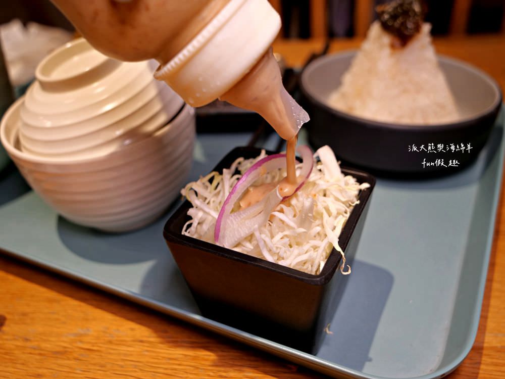 三筋-南投1號店︱草屯戀冬之夜，今年聖誕就相約三筋南投1號店尋找寶石戒指，品味爆滿起司焗烤豬排、草莓鬆餅、草莓提拉米蘇等期間限定餐點，享受最浪漫的莓好食刻!!@合作體驗