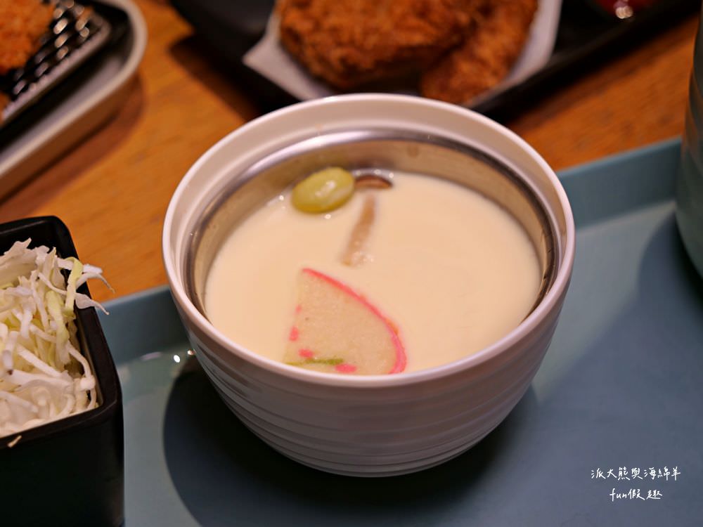 三筋-南投1號店︱草屯戀冬之夜，今年聖誕就相約三筋南投1號店尋找寶石戒指，品味爆滿起司焗烤豬排、草莓鬆餅、草莓提拉米蘇等期間限定餐點，享受最浪漫的莓好食刻!!@合作體驗