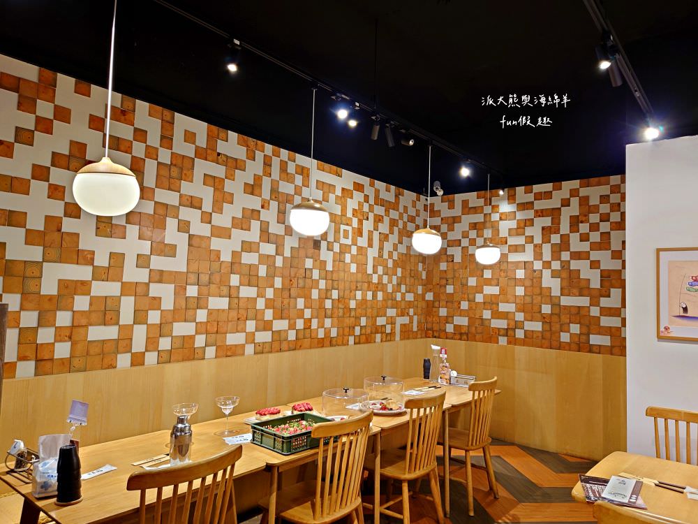 三筋-南投1號店︱草屯戀冬之夜，今年聖誕就相約三筋南投1號店尋找寶石戒指，品味爆滿起司焗烤豬排、草莓鬆餅、草莓提拉米蘇等期間限定餐點，享受最浪漫的莓好食刻!!@合作體驗