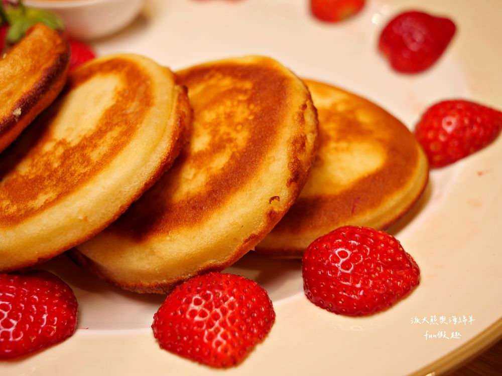 三筋-南投1號店︱草屯戀冬之夜，今年聖誕就相約三筋南投1號店尋找寶石戒指，品味爆滿起司焗烤豬排、草莓鬆餅、草莓提拉米蘇等期間限定餐點，享受最浪漫的莓好食刻!!@合作體驗