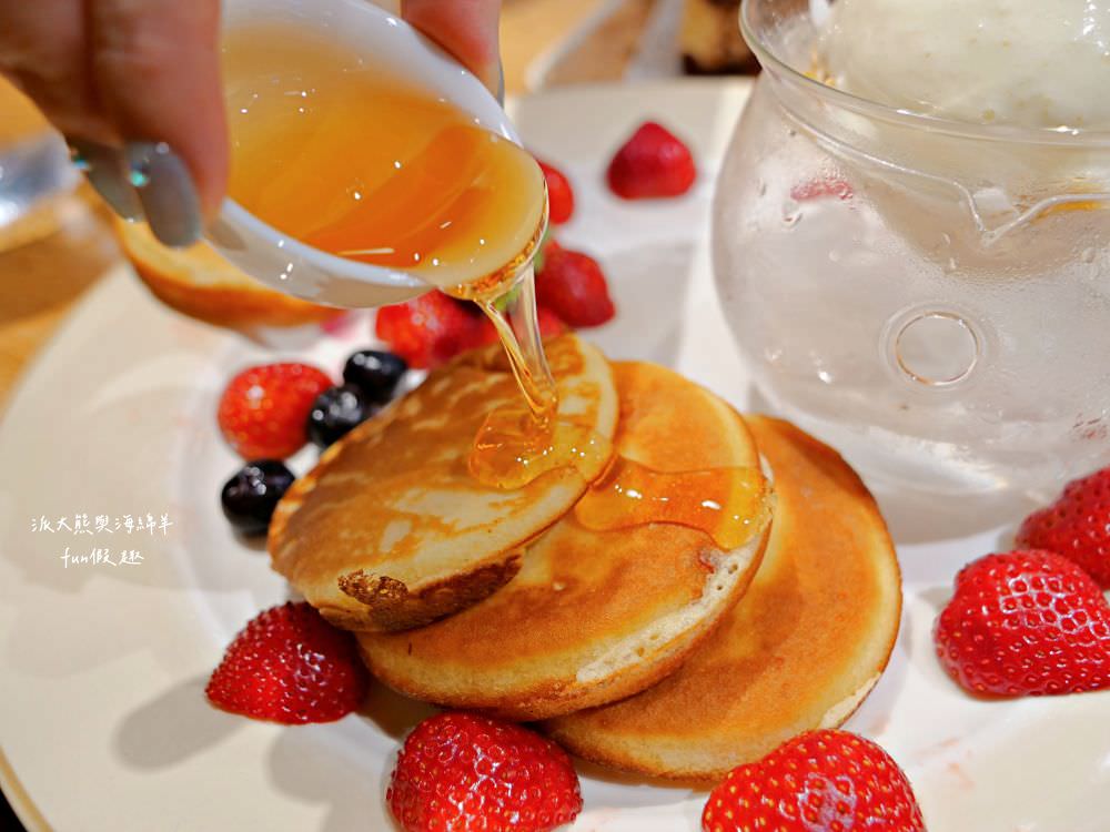 三筋-南投1號店︱草屯戀冬之夜，今年聖誕就相約三筋南投1號店尋找寶石戒指，品味爆滿起司焗烤豬排、草莓鬆餅、草莓提拉米蘇等期間限定餐點，享受最浪漫的莓好食刻!!@合作體驗